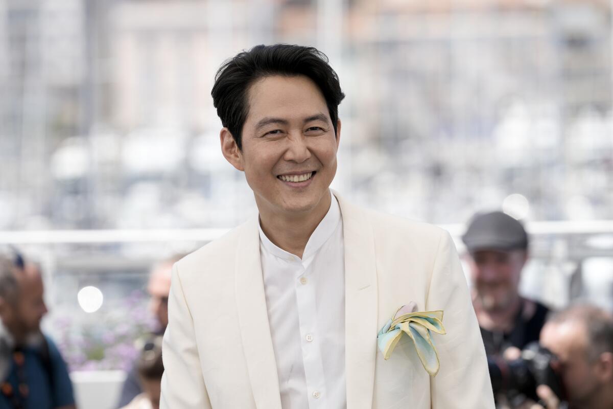 Lee Jung-jae posa en el Festival de Cine de Cannes con motivo del estreno de su película "Hunt",