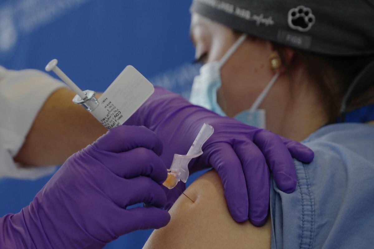 La Dra. Catalina González-Márques recibe una dosis de la vacuna contra el COVID-19