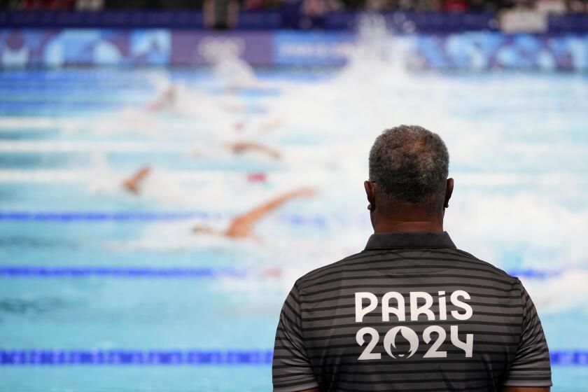 Un juez sigue una eliminatoria del relevo masculino 4x100 libre en los Juegos Olímpicos de París, el sábado 27 de julio de 2024, en Nanterre, Francia. (AP Foto/Petr David Josek)