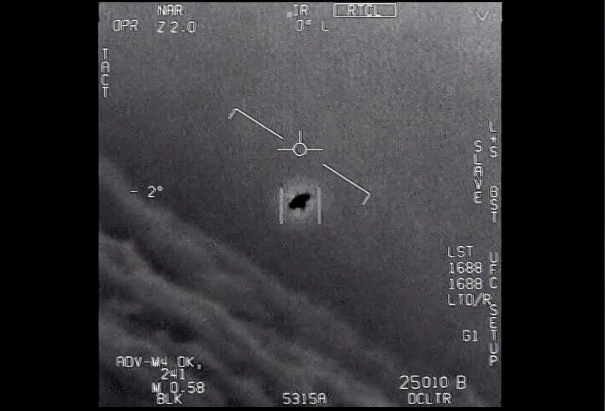 Video proporcionado por el Departamento de Defensa etiquetado como Gimbal, de 2015, se ve un objeto no identificado 