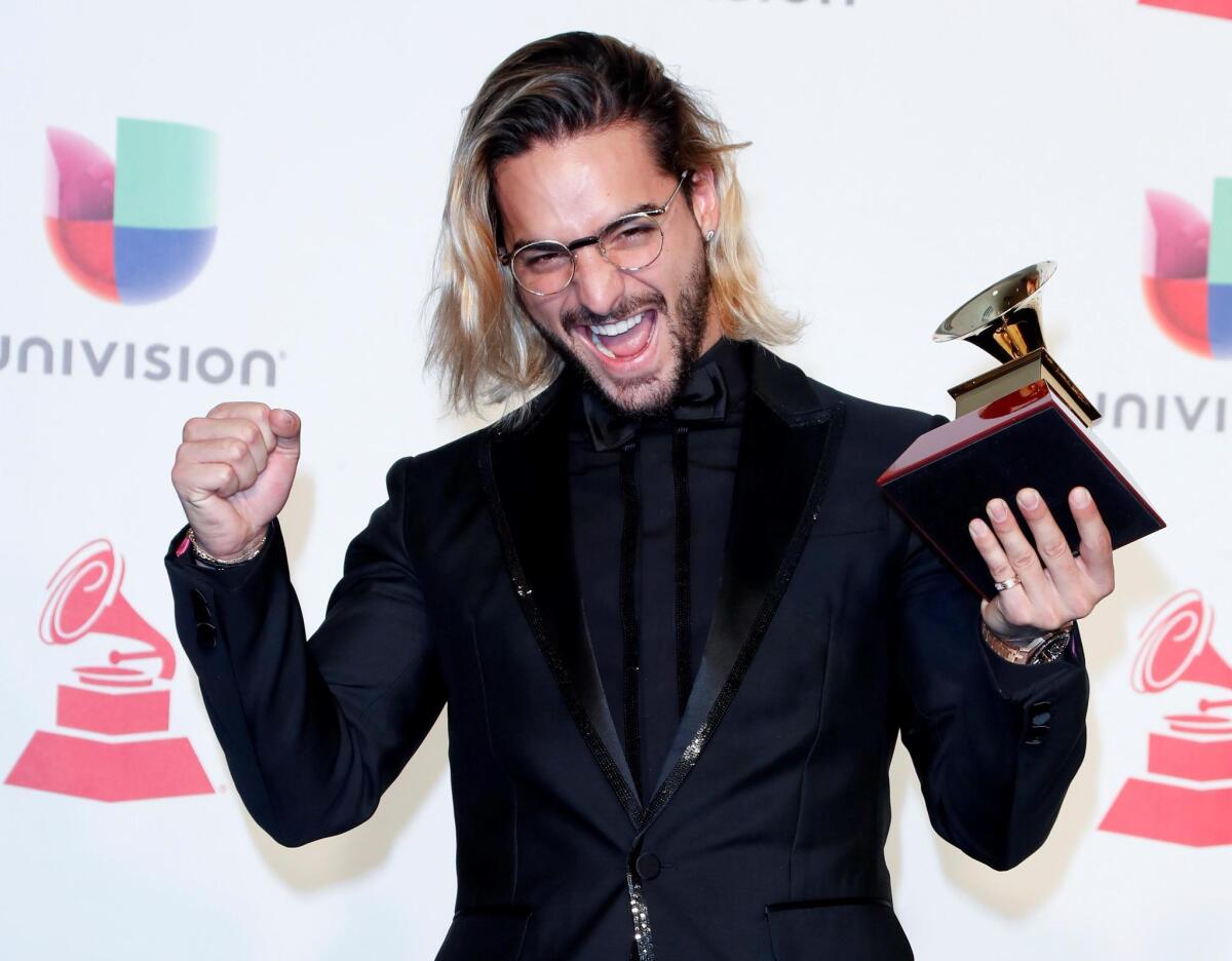 Maluma con el premio al Mejor Álbum Pop Vocal Contemporáneo en la 19a ceremonia anual de los Premios Grammy Latinos en el MGM Grand Garden Arena.
