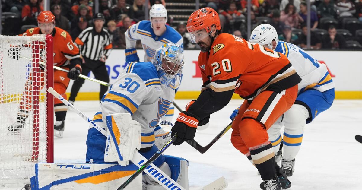 Ducks fall to Blues for their fourth straight loss, remain tied atop Pacific