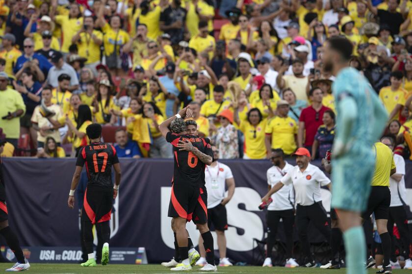 El mediocampista colombiano Jorge Carrascal celebra con Richard Rios su gol en duelo amistoso ante Estados Unidos el sábado 8 de junio del 2024. (AP Foto/Jose Luis Magana)