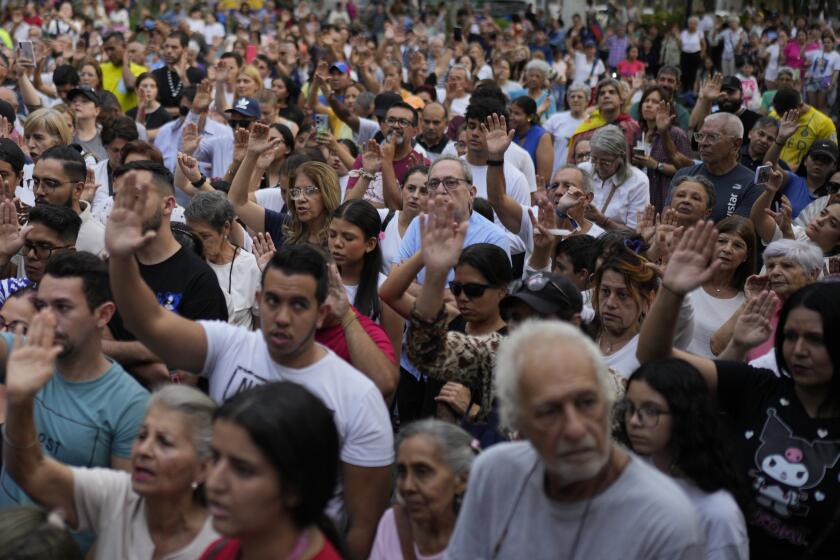 Partidarios de la oposición alzan sus manos en oración durante un acto de campaña en Caracas, Venezuela, el domingo 21 de julio de 2024. Venezuela celebrará elecciones presidenciales el 28 de julio.