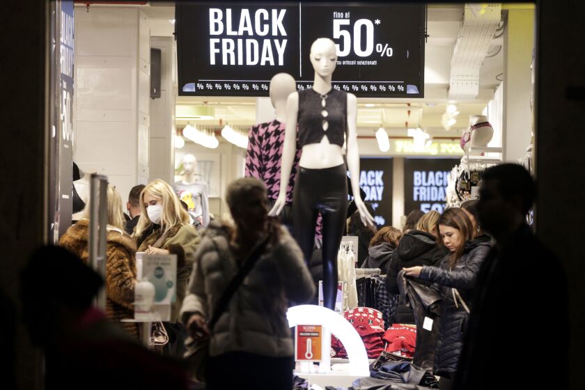 ARCHIVO - Gente comprando durante las rebajas del Black Friday en Via del Corso, Roma, el viernes 25 de noviembre de 2022. (Cecilia Fabiano/LaPresse via AP, archivo)