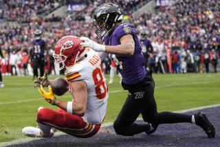 Chiefs tight end Travis Kelce (87) makes a touchdown catch  against Baltimore Ravens safety Kyle Hamilton (14).