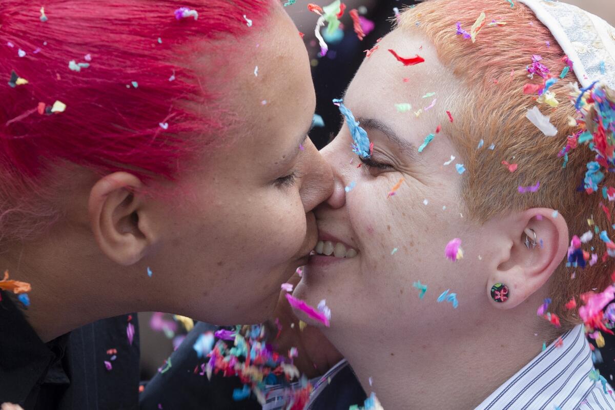 Stacey Allen, izquierda, y Sean Allen se besan luego de casarse el 26 de junio de 2015 en Cincinnati, Ohio, horas después que la Corte Suprema declaró que las personas del mismo sexo tienen derecho a casarse en cualquier lugar de Estados Unidos. (AP Foto/John Minchillo)