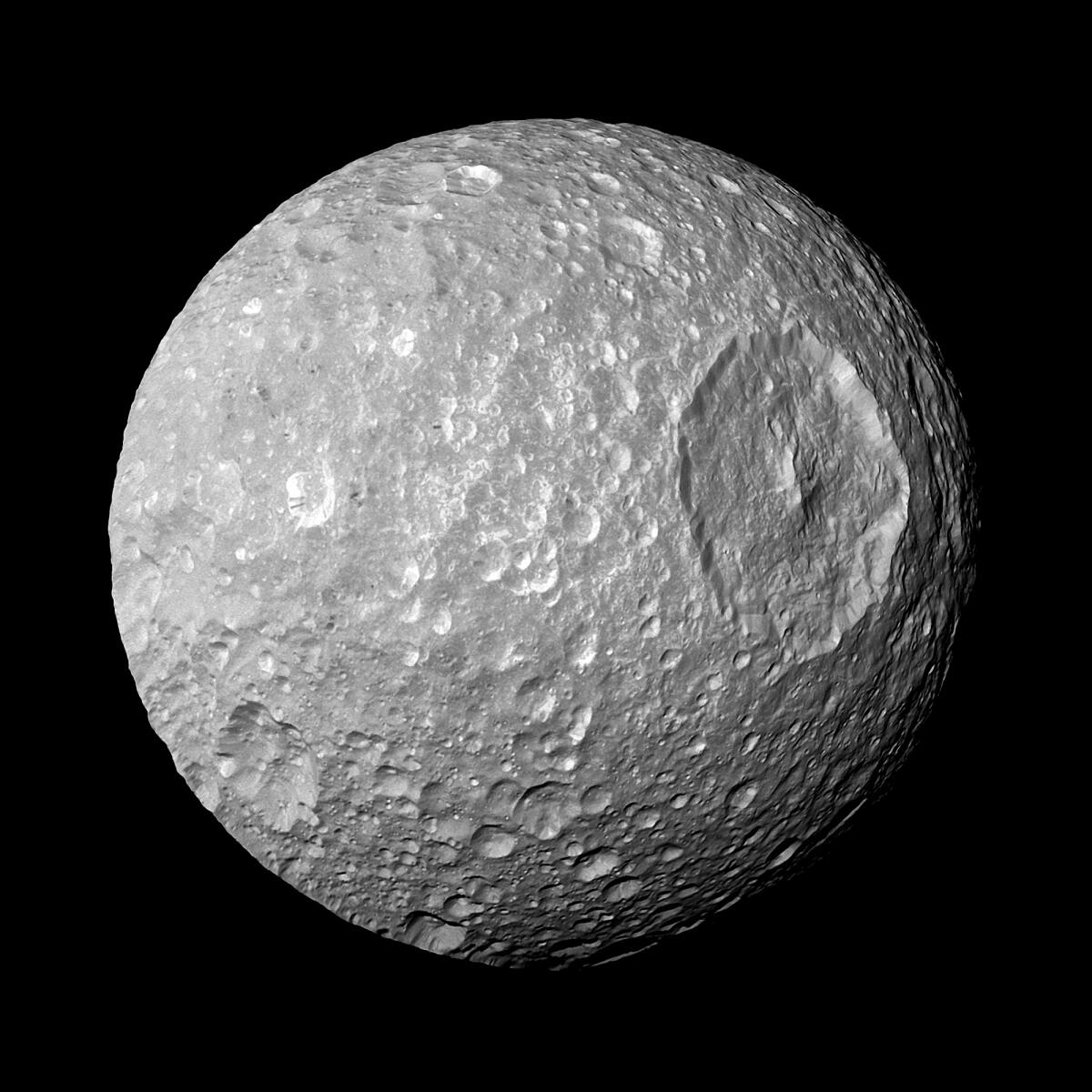 Esta imagen del 13 de febrero de 2010 proporcionada por la NASA muestra la luna Mimas