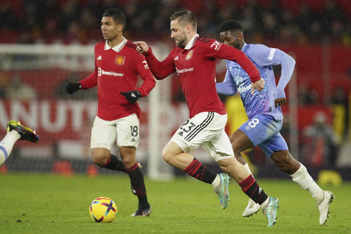 Luke Shaw del Manchester United controla el balón en el encuentro de la Liga Premier