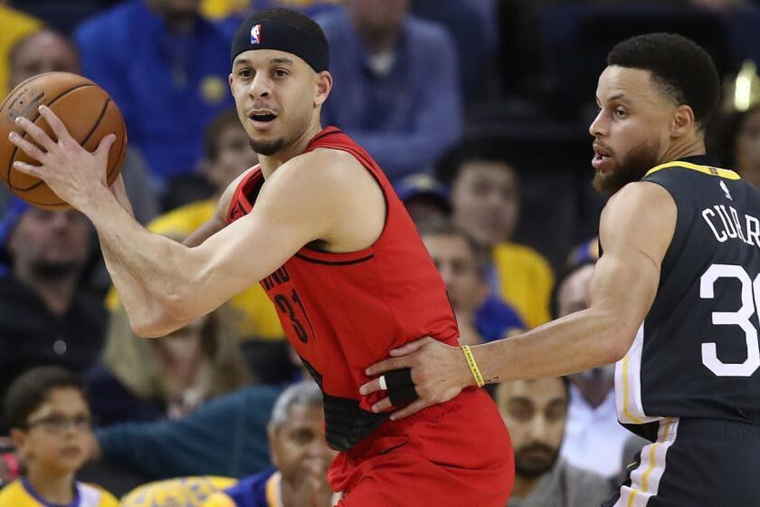 OAKLAND, CALIFORNIA - MAY 16: Seth Curry #31 of the Portland Trail Blazers controls the ball against Stephen Curry #30 of the Golden State Warriors in game two of the NBA Western Conference Finals at ORACLE Arena on May 16, 2019 in Oakland, California. NOTE TO USER: User expressly acknowledges and agrees that, by downloading and or using this photograph, User is consenting to the terms and conditions of the Getty Images License Agreement. (Photo by Ezra Shaw/Getty Images) ** OUTS - ELSENT, FPG, CM - OUTS * NM, PH, VA if sourced by CT, LA or MoD **