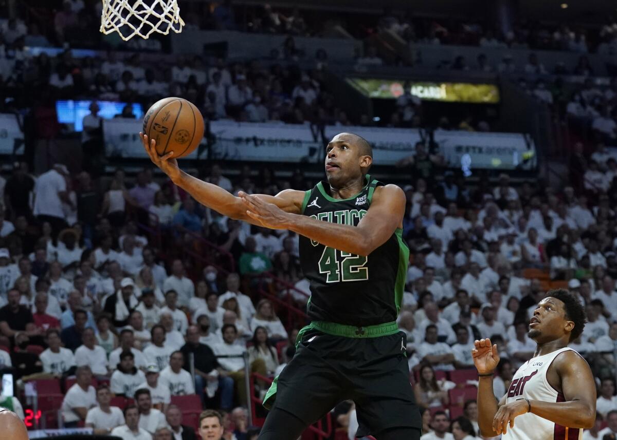 El pívot de los Celtics de Boston Al Horford avanza y salta lanzar el balón de bandeja en el juego 5 