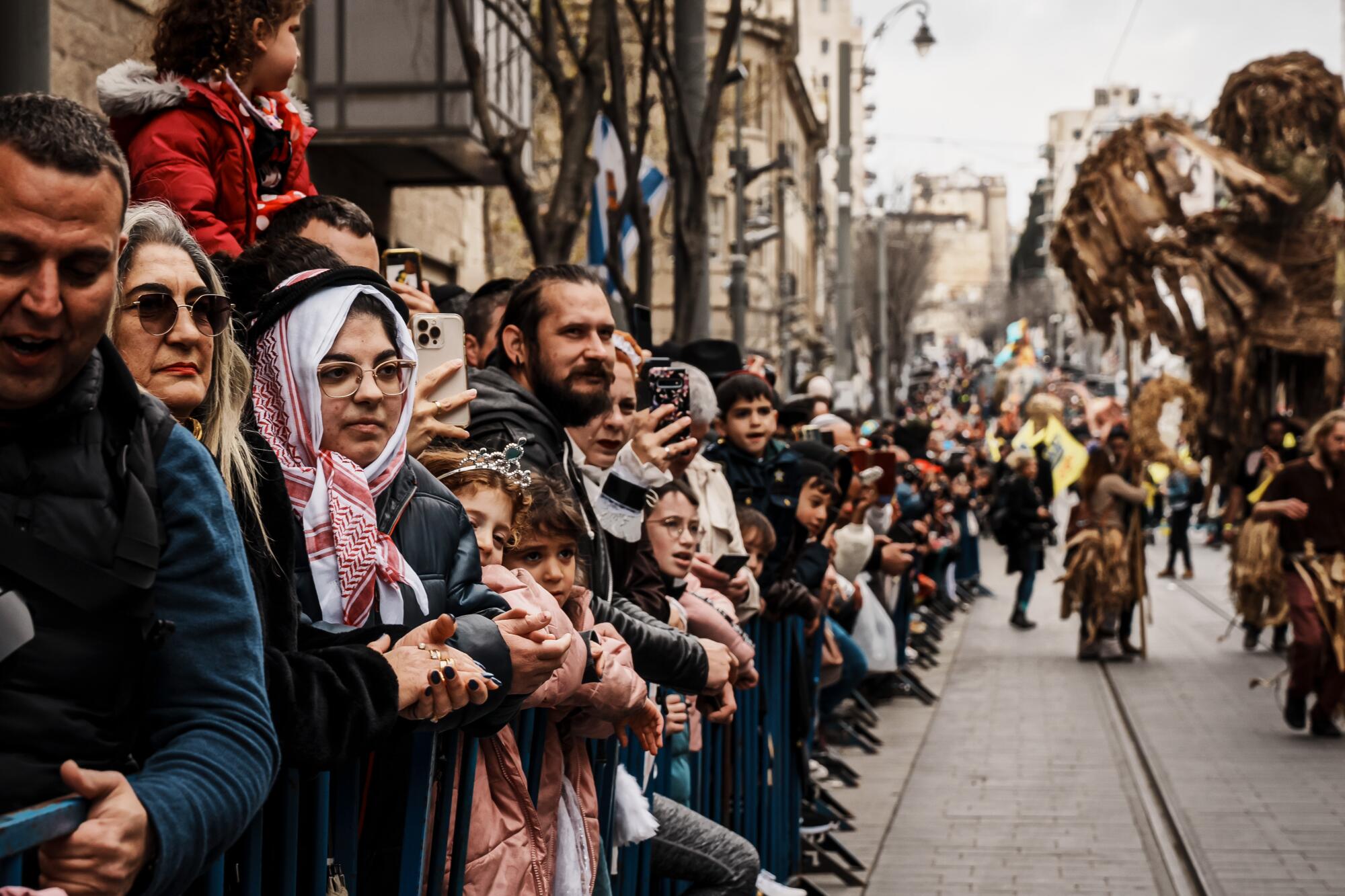 游行队伍中的一些人穿着盛装，参加在耶路撒冷举行的犹太节日普珥节庆祝活动。