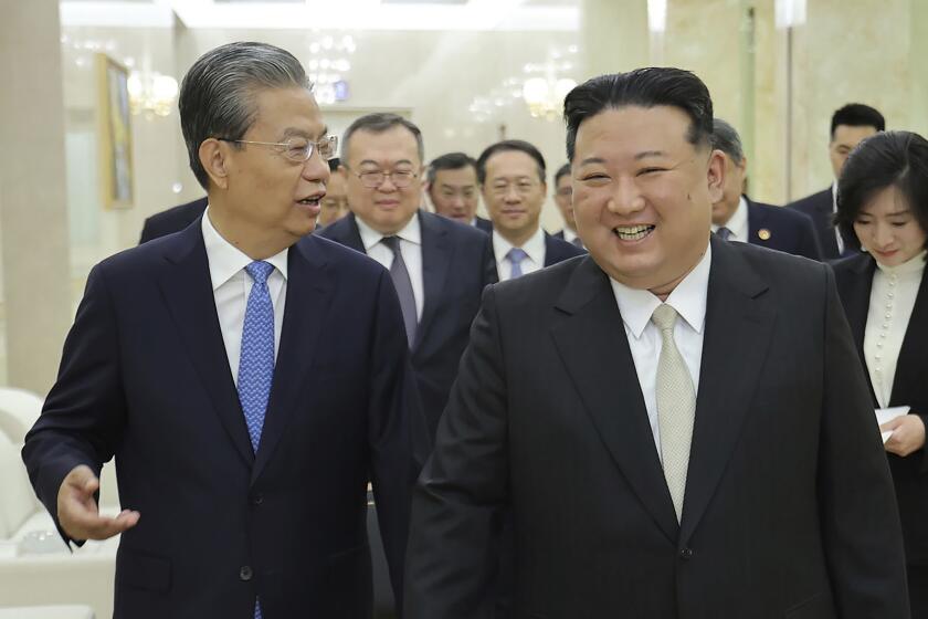 ARCHIVO - En esta imagen proporcionada por el gobierno norcoreano, el líder de Corea del Norte, Kim Jong Un, a la derecha, se reúne con Zhao Leji, presidente del Congreso Nacional Popular de China, en Pyongyang, Corea del Norte, el 13 de abril de 2024. (Agencia Central de Noticias de Corea/Servicio de Noticias de Corea via AP, Archivo)