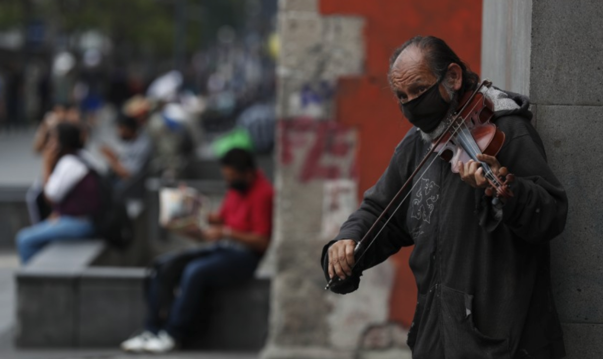 Fernando Castro, de 59 años, toca el violín para ganar propinas