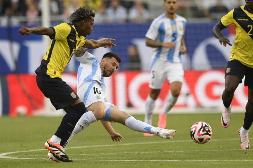 El atacante argentino Lionel Messi) pugna el balón con el ecuatoriano Joao Ortiz en un partido amistoso, el domingo 9 de junio de 2024, en Chicago. Argentina ganó 1-0. (AP Foto/Paul Beaty)