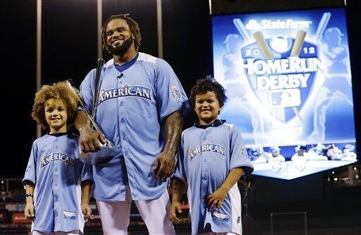 Fielder thrills crowd by winning HR contest for second time