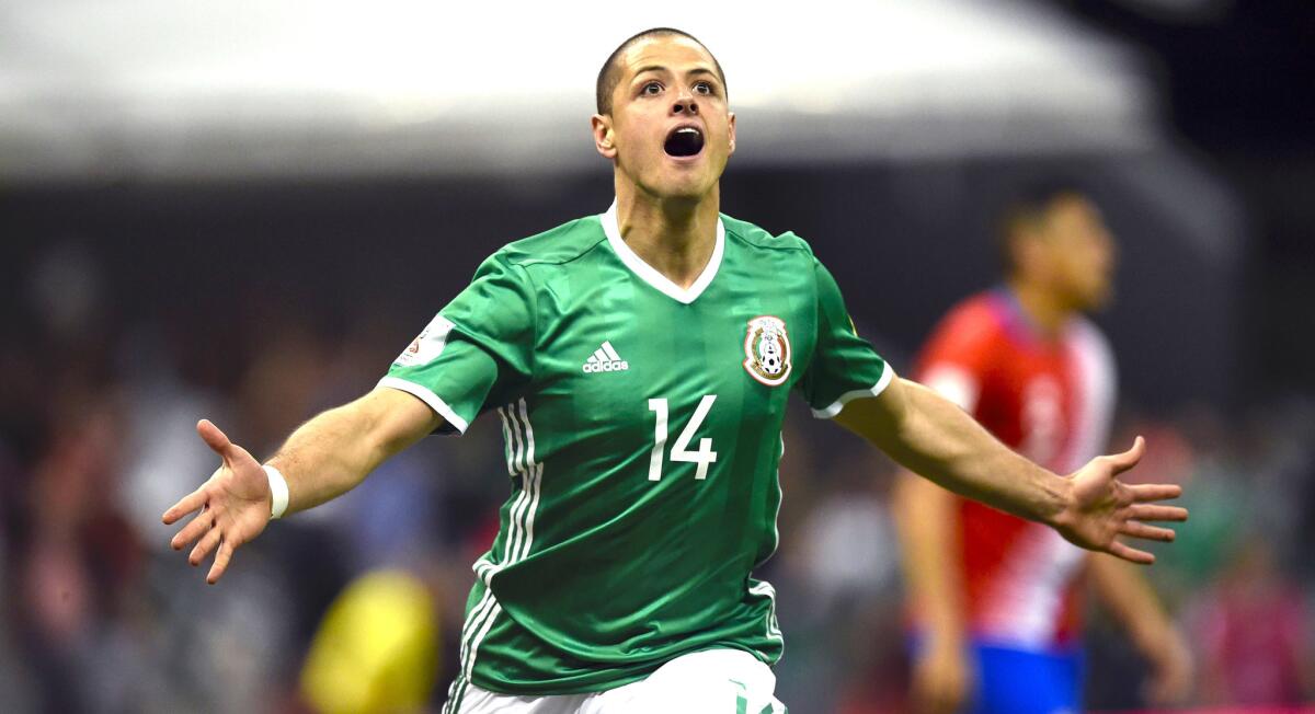 Javier 'Chicharito' Hernández, delantero de la selección mexicana, celebra un gol sobre Costa Rica, en la eliminatoria mundialista.