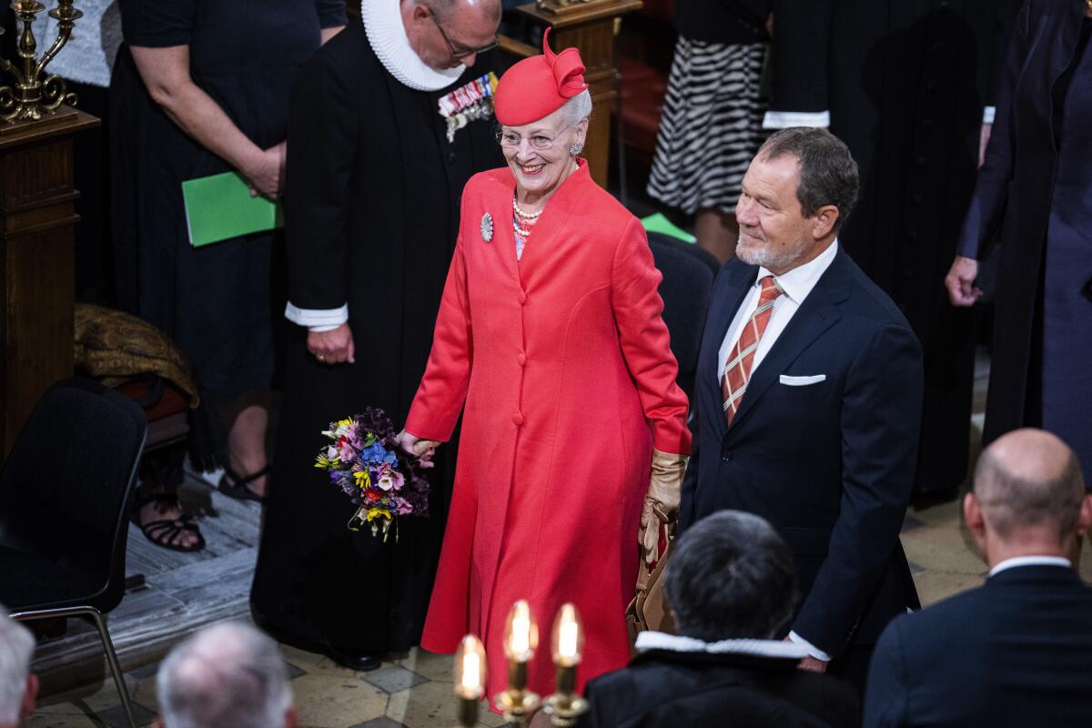 La reina Margarita II de Dinamarca llega a una misa en la catedral de Copenhague el domingo 11