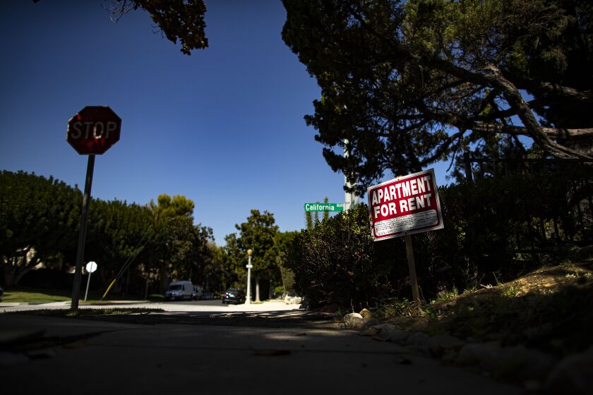 PASADENA, CA - OCTOBER 7, 2019: A large apartment is advertised for rent at the corner of California Boulevard and Oakland Avenue on October for 7, 2019 in Pasadena, California. Landlords say state rent caps may force them to raise rents more frequently.(Gina Ferazzi/Los AngelesTimes)