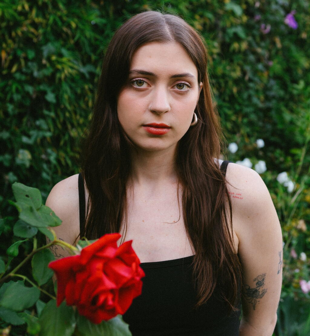 Alpines Singer 'Ceilings' singer Lizzy McAlpine on her 2024 'Older' tour - Los Angeles ...