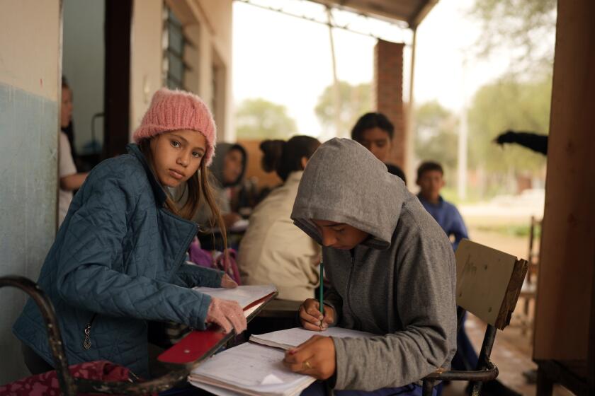 Estudiantes de octavo grado toman apuntes durante una clase de geografía en la escuela pública Nueva Asunción, en Chaco-i, Paraguay, el martes 20 de agosto de 2024. (AP Foto/Jorge Saenz)