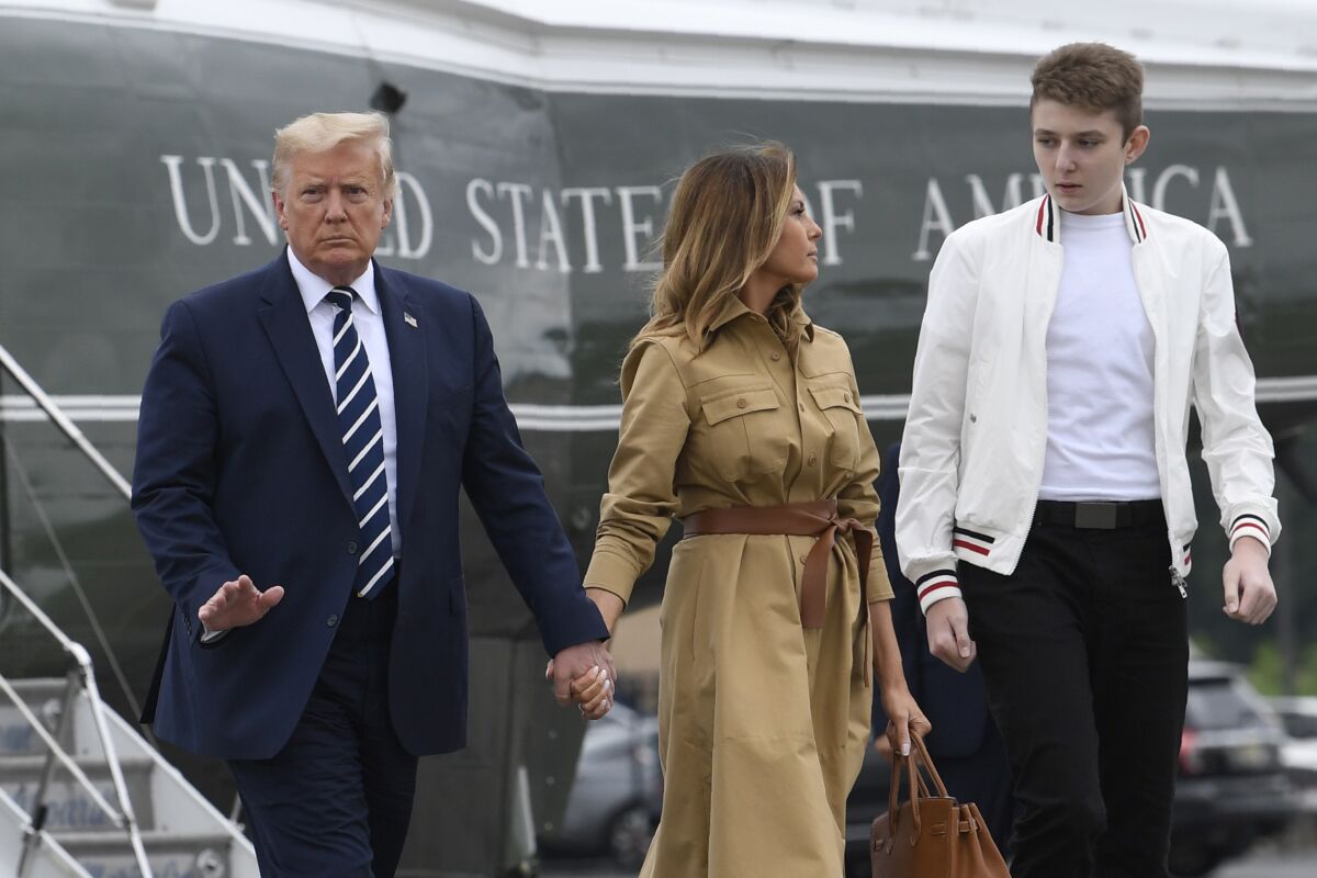 Melania Trump Barron había dado positivo a COVID19 Los Angeles Times