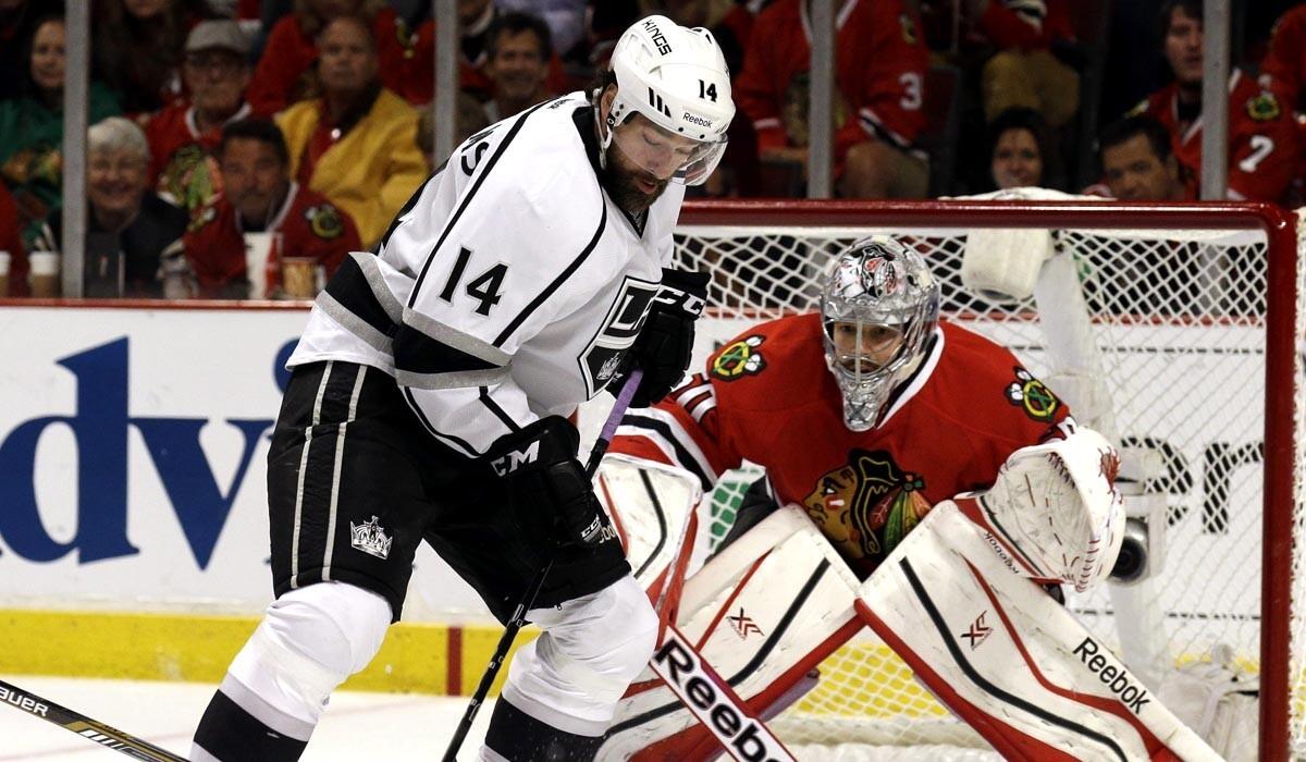 Kings right wing Justin Williams tries to collect the puck in front of Blackhawks goalie Corey Crawford in the first period of Game 7 on Sunday in Chicago.