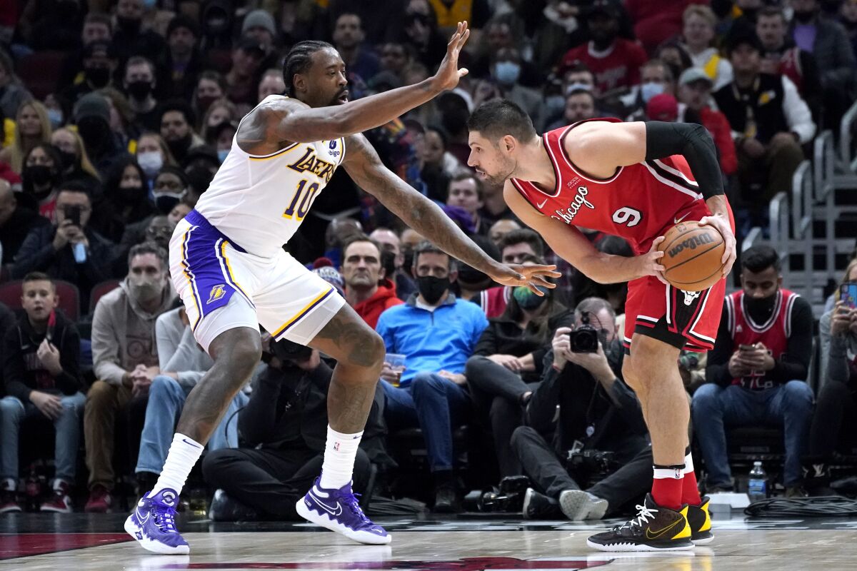 Negligencia médica Productividad Continuar DeRozan regresa a alineación de Bulls en triunfo ante Lakers - Los Angeles  Times