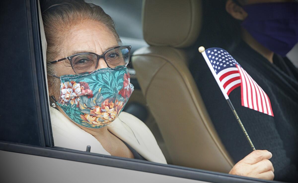 Ceremonia de naturalización en auto