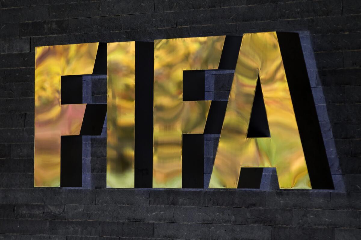 ARCHIVO - El logotipo de FIFA en su sede en Zurich, Suiza, 