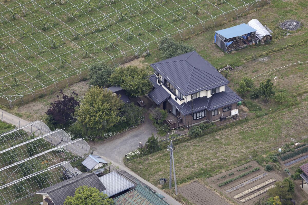 Aerial view of house where a slaying suspect was holed up