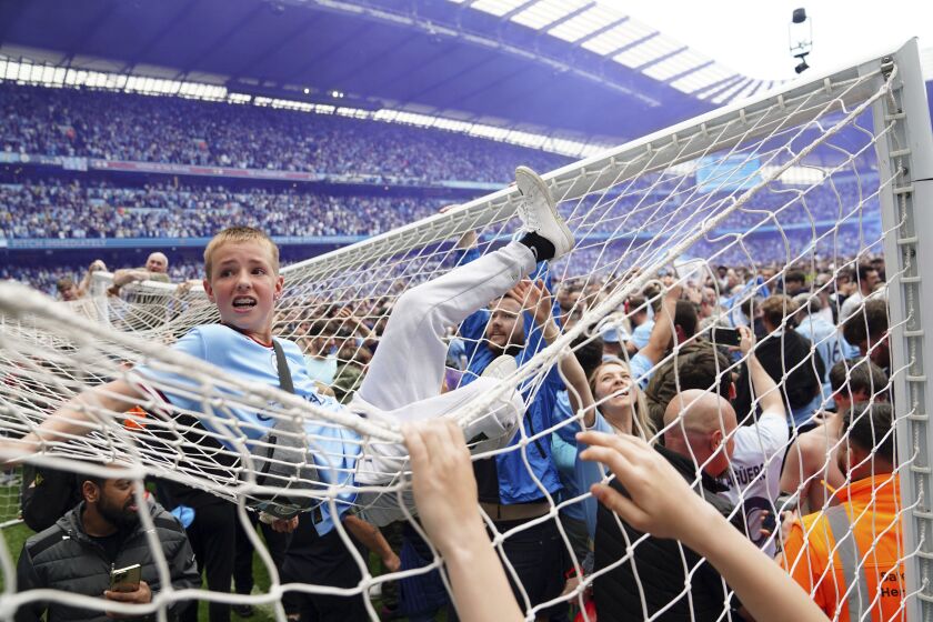 Los aficionados del Manchester City invaden la cancha 
