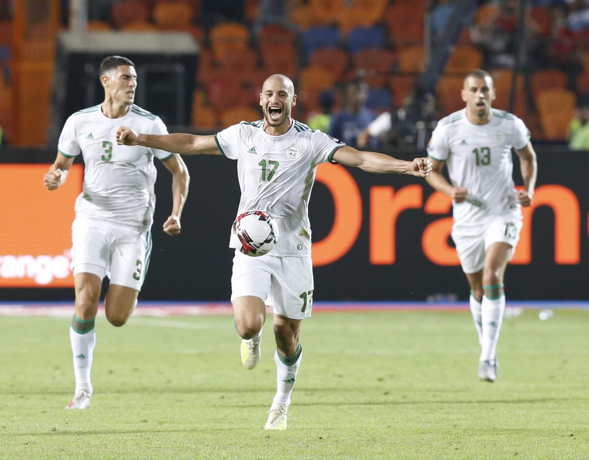 Jugadores de la selección de Argelia festejan tras vencer a Senegal en la final de la Copa Africana de Naciones, en el Estadio Internacional de El Cairo, Egipto, el viernes 19 de julio de 2019. (AP Foto/Ariel Schalit) ** Usable by HOY, ELSENT and SD Only **