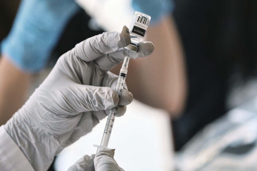 La farmaceuta Sapana Patel se prepara para aplicar una vacuna contra la viruela símica en West Hollywood (California) el 3 de agosto del 2022. La escasez de vacunas aumenta la importancia de las medidas preventivas, según expertos de España, el país europeo con más contagios. (AP Photo/Richard Vogel, File)