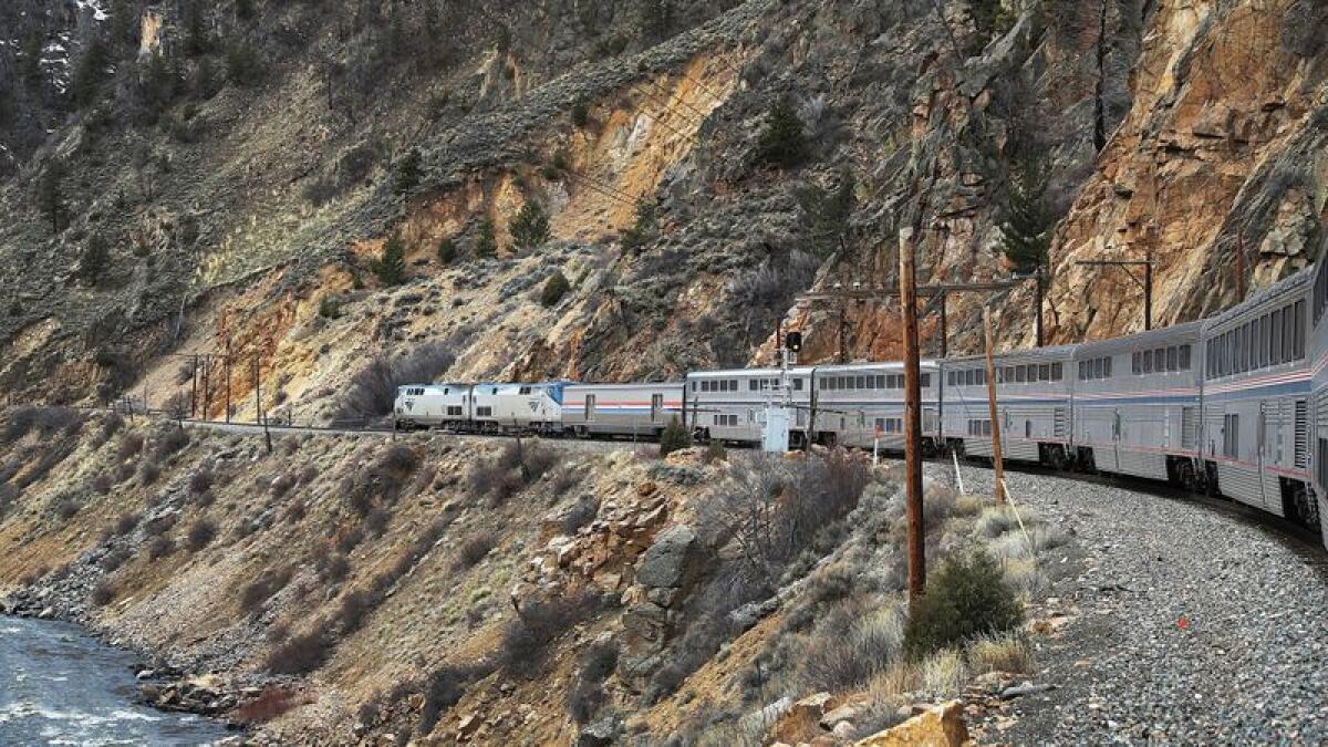 El California Zephyr de Amtrak pasa por Glenwood Springs, Colorado, en su ruta entre Chicago y el Área de la Bahía.