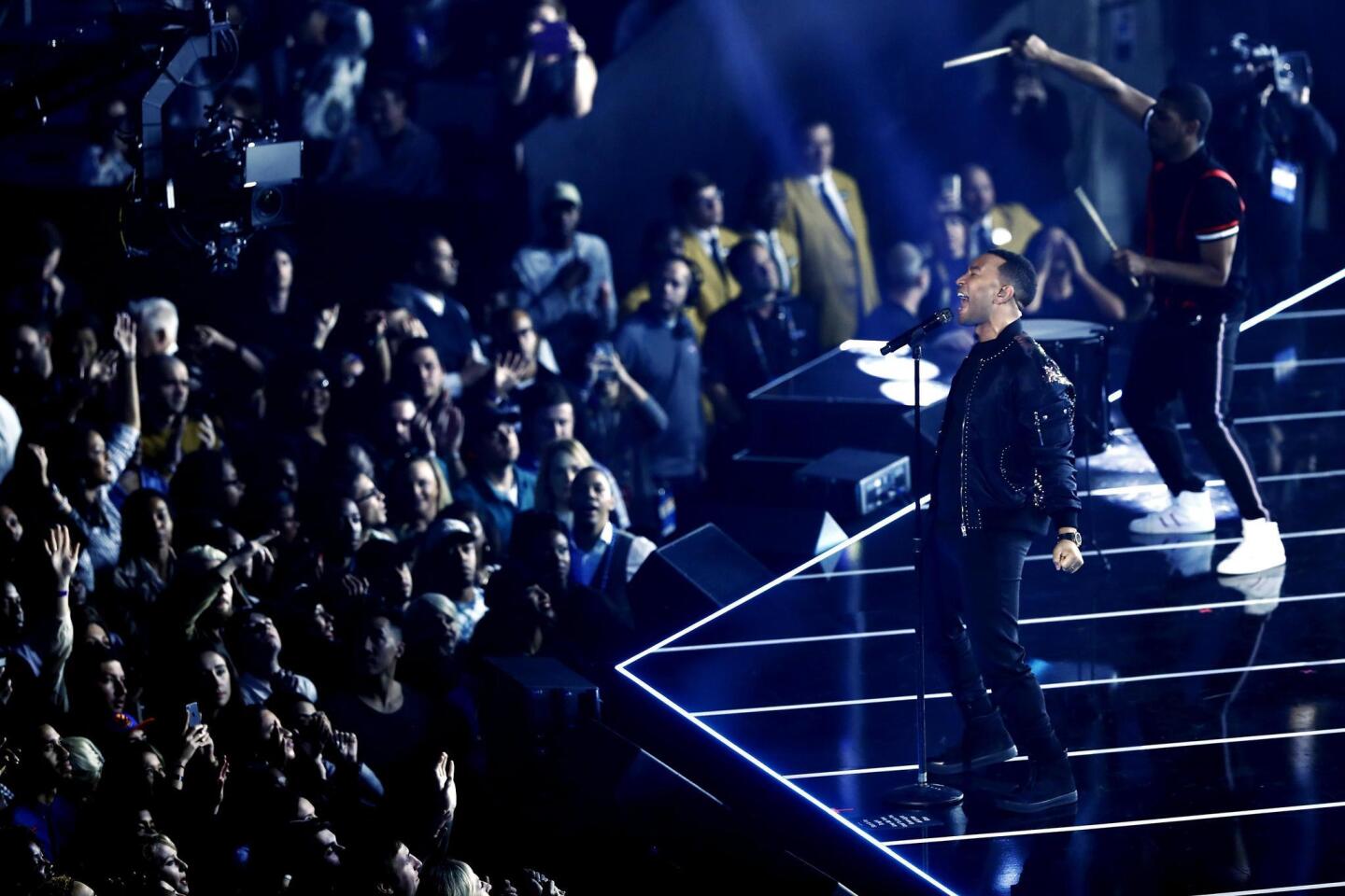 JGM74. New Orleans (United States), 20/02/2017.- US singer John Legend (R) performs during half-time at the NBA All-Star Game at the Smoothie King Center in New Orleans, Louisiana, USA, 19 February 2017. (Baloncesto, Nueva Orleáns, Estados Unidos) EFE/EPA/LARRY W. SMITH (Baloncesto, Nueva Orleáns, Estados Unidos) EFE/EPA/LARRY W. SMITH ** Usable by HOY and SD Only **