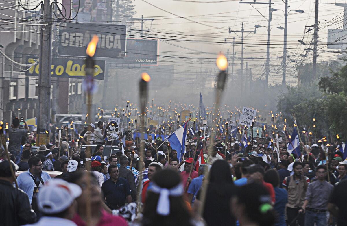 Manifestantes se dirigen a la procuraduría general para exigir la renuncia del presidente hondureño Juan Orlando Hernández en Tegucigalpa, Honduras, el viernes 19 de junio de 2015. Ante las manifestaciones, el mandatario hizo una propuesta para crear un sistema anticorrupción en el país. (Foto AP/Fernando Antonio)