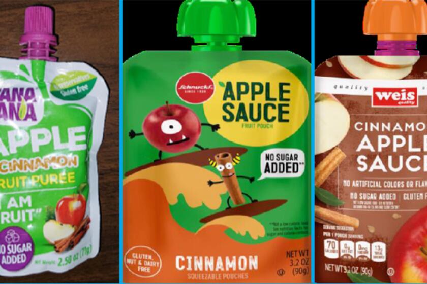 Esta imagen proporcionada por la FDA el 17 de noviembre de 2023 muestra tres productos de puré de manzana retirados del mercado debido a casos de contaminación con plomo en EEUU. (FDA vía AP, Archivo)