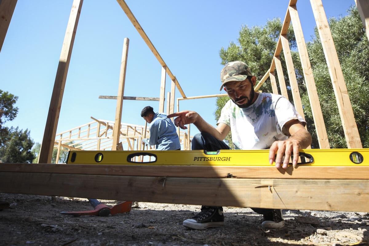 Migrantes construyen refugio en Tijuana