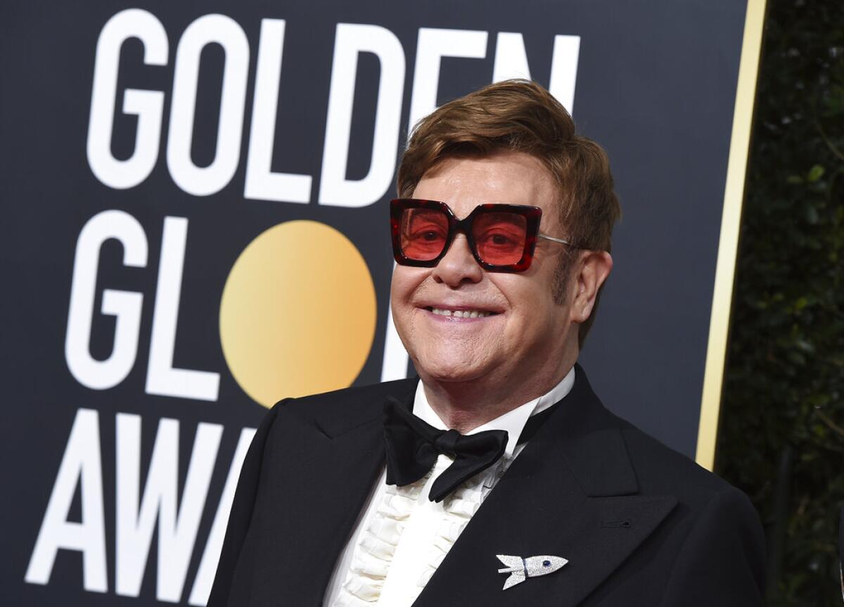 Esta fotografía de archivo del 5 de enero de 2020 muestra a Elton John a su llegada a los premios Golden Globes en el Beverly Hilton Hotel en Beverly Hills, California. (Foto por Jordan Strauss/Invision/AP, archivo)