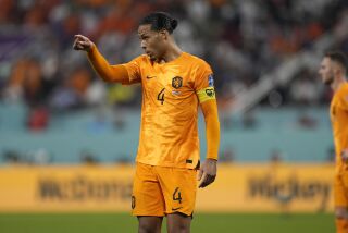 Virgil van Dijk, de la selección de Holanda, da indicaciones durante el partido de octavos de final de la Copa del Mundo ante Estados Unidos, el sábado 3 de diciembre de 2022, en Doha (AP Foto/Martin Meissner)