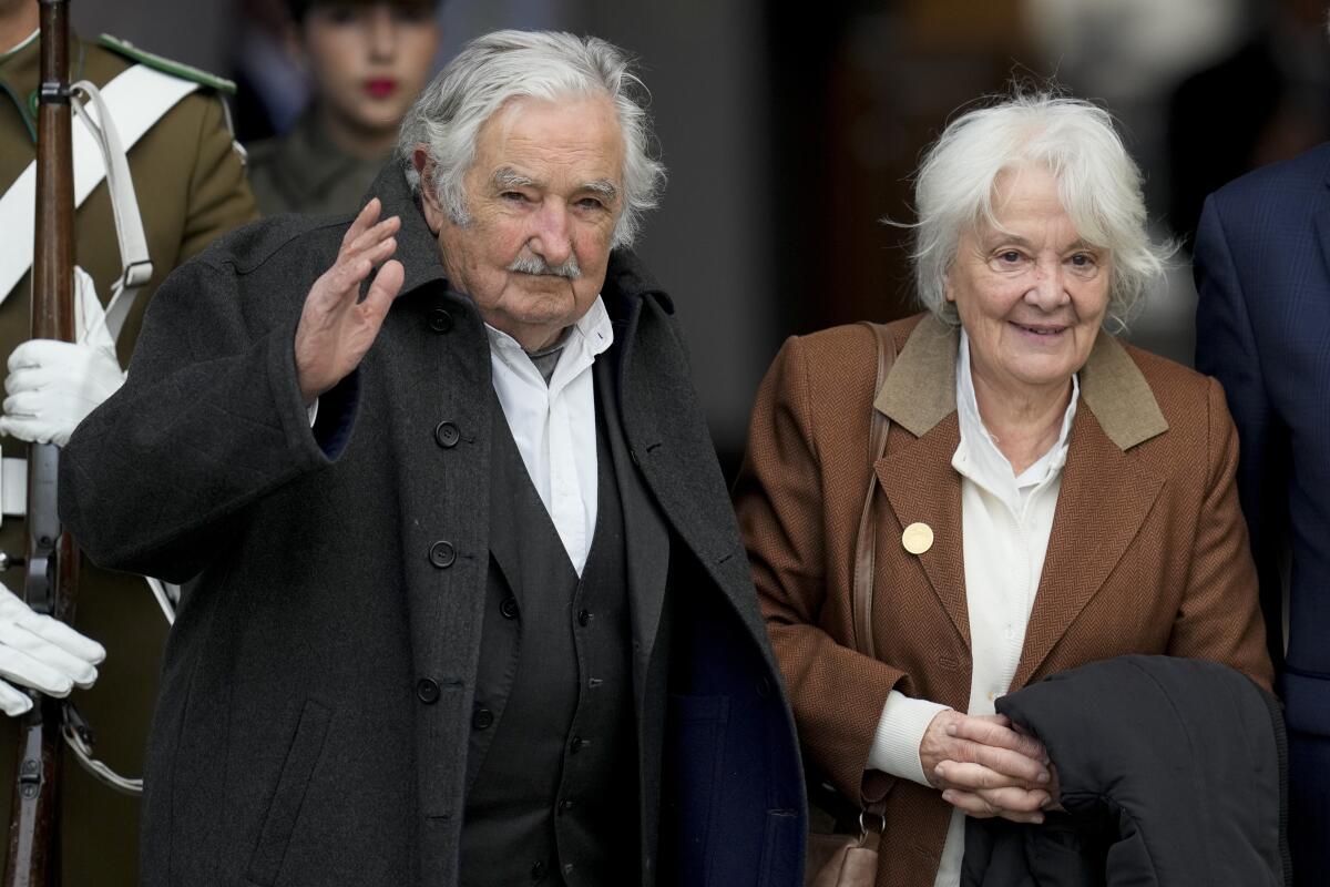ARCHIVO - El expresidente de Uruguay José Mujica, a la izquierda, y su esposa Lucía Topolansky