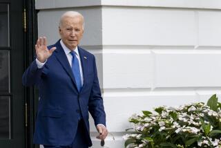 El presidente Joe Biden saluda mientras camina hacia el helicóptero Marine One para partir desde el jardín sur de la Casa Blanca, el 8 de mayo de 2024, en Washington. (Foto AP/Alex Brandon)