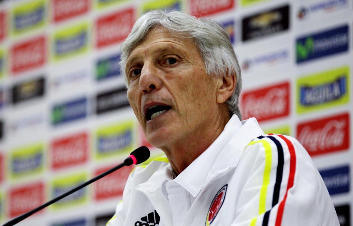 El director técnico de la selección colombiana de fútbol, el argentino José Pékerman, habla durante una rueda de prensa, hoy, miércoles 7 de octubre de 2015, en Barranquilla (Colombia). La selecciones de Colombia y Perú se enfrentarán mañana en la calurosa ciudad de Barranquilla en la primera jornada de las eliminatorias sudamericanas a Rusia 2018, con bajas importantes en sus alineaciones, pero con la esperanza de comenzar con buen pie el camino mundialista.