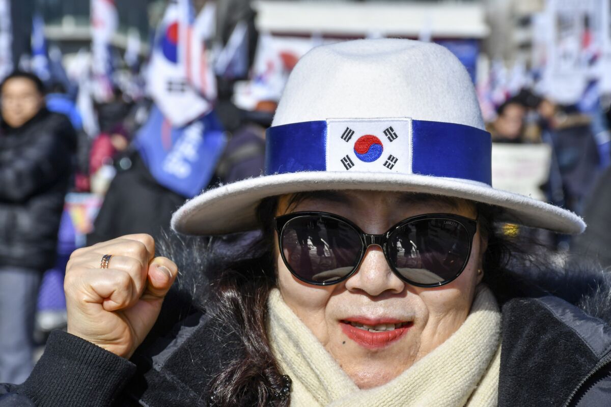 At a conservative demonstration outside Old Seoul Station, Seoul residents affirm their friendship with the U.S. and call for the release of jailed former president Park Geun-hye.