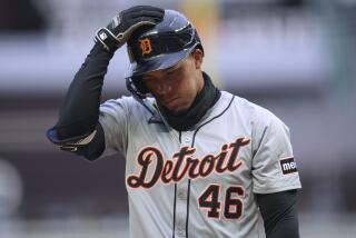 El dominicano de los Tigres de Detroit Wenceel Pérez camina de regreso hacia el banquillo luego de poncharse en la primera entrada del juego de béisbol ante los Mellizos de Minnesota, el viernes 19 de abril de 2024 en Mineápolis. (AP Foto/Abbie Parr)