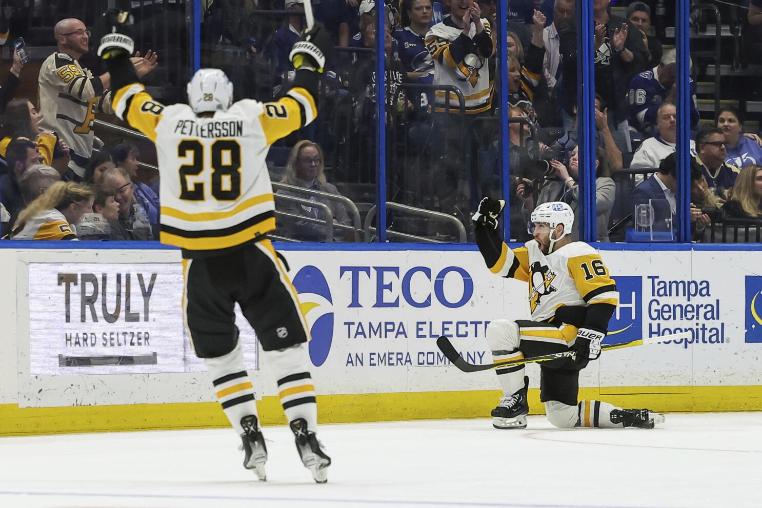 Lightning, Predators Unveil Jerseys for 2022 Stadium Series Game