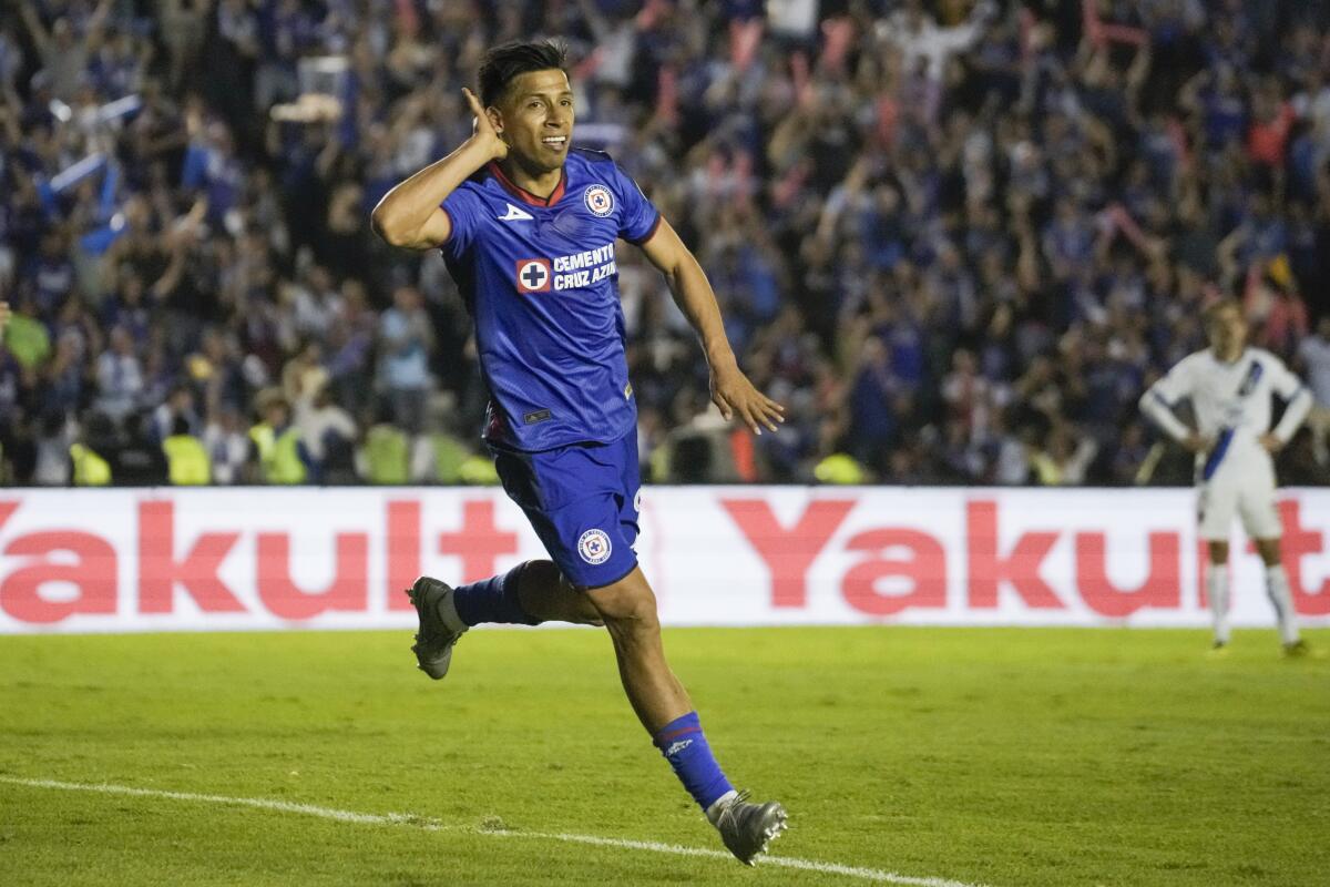 Ángel Sepúlveda, de Cruz Azul, celebra después de anotar el primer gol del partido