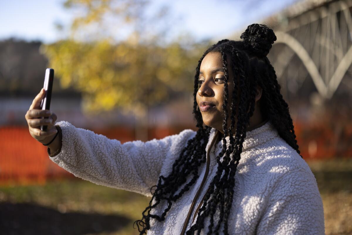 La estudiante de secundaria Mecca Patterson-Guridy, de 17 años, se toma una selfie en Filadelfia