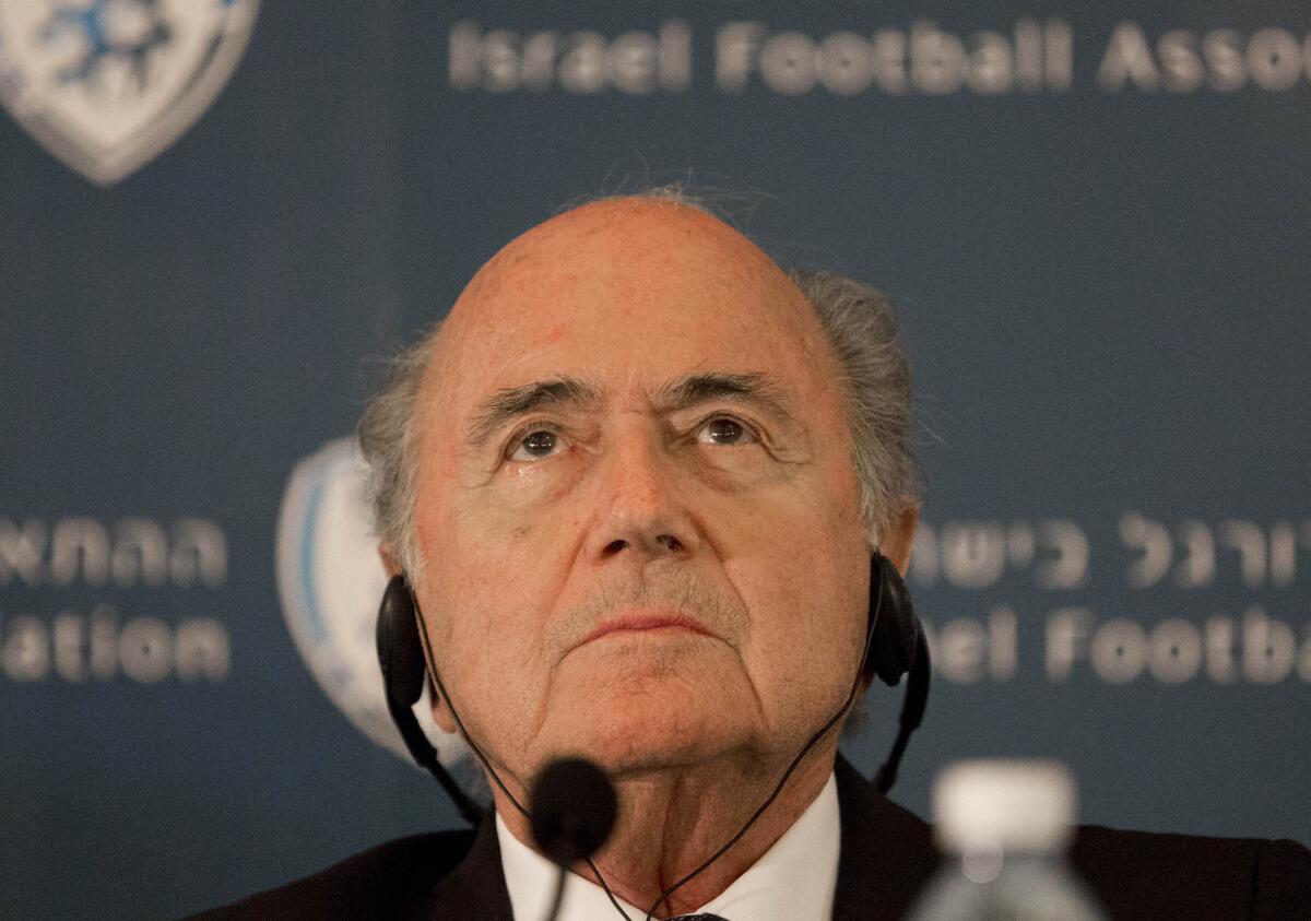 Sepp Blatter, anuncio que la FIFA requiere una profunda reestructuración y que renuncia a su cargo. (AP Foto/Tsafrir Abayov)